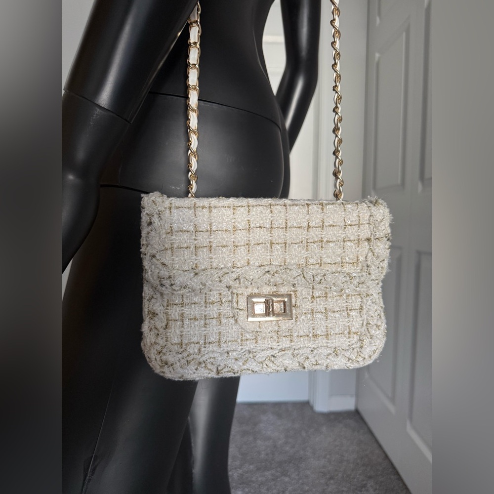 Urban Expressions White and Gold crossbody purse w/ clasp